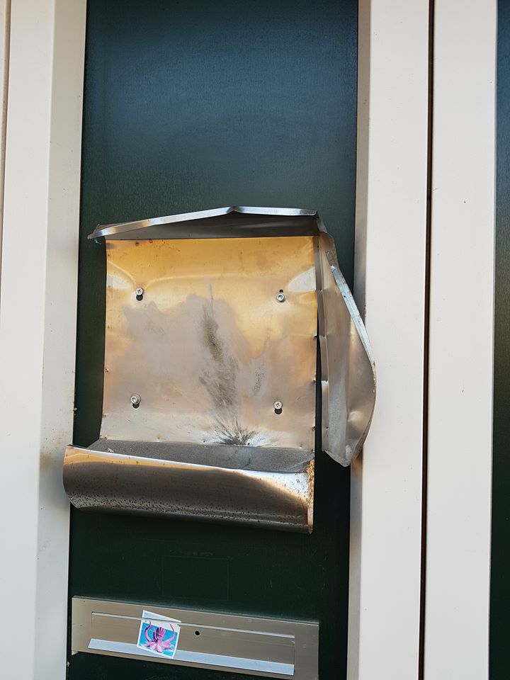 Vernieling voordeur en brievenbus