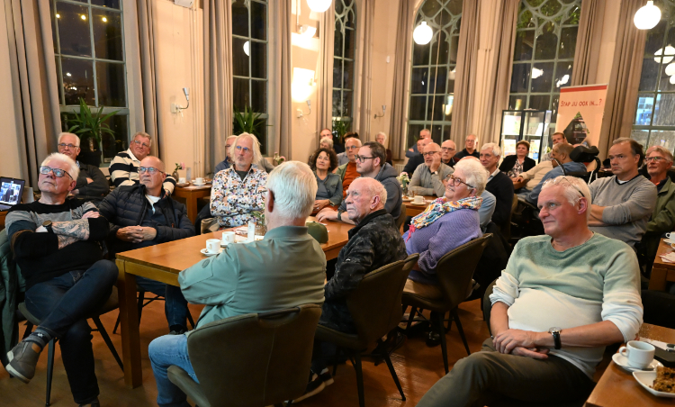 Originele kleur Tensenbus herontdekt en sponsorboek gelanceerd
