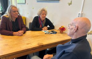Portaal geeft bewoners meer grip op stookkosten in Soest Foto: Portaal - Minko de Weerd en Leida van Duijn in gesprek met een bewoner.