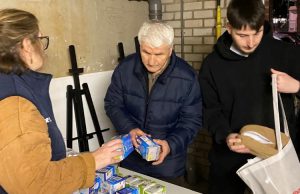 Bewoners Varenstraat Soest vieren renovatie Foto: Portaal - Bewoners Varenstraat Soest vieren renovatie