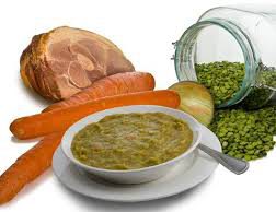 Erwtensoep eten in senioren-ontmoetingscentrum