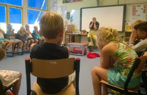 Brandweer maakt kinderen brandwijzer
