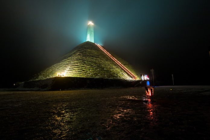 Vrijdag 31 januari van 17.30 uur tot 21.00 uur vindt de jaarlijkse Lichtjeswandeling in de omgeving van de in het licht gezette Pyramide van Austerlitz plaats.