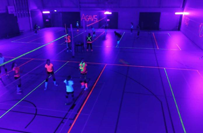 Foto: AGAVS - Volleyballen in neon-lights