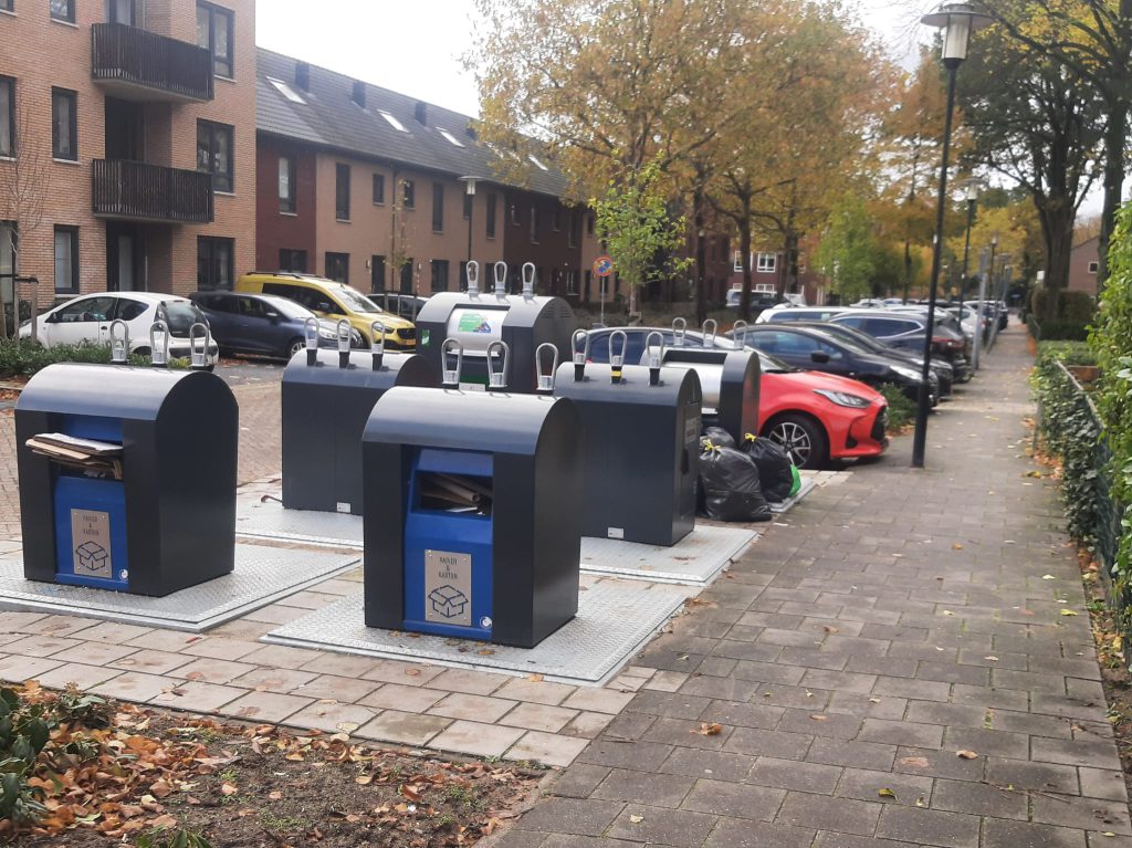 Volle containers Dorpsplein maandagochtend