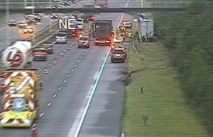 Gekantelde vrachtwagen leidt tot afsluiting A28