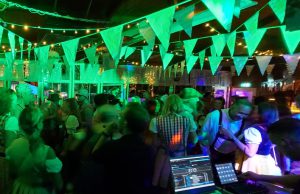 Soesterberg viert geslaagd eerste Oktoberfest De skihut zat afgeladen vol zaterdagavond!