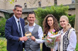 Kontakt der Kontinenten als excellent leerbedrijf Rene Giel (tweede links) van het Kontakt der Kontinenten krijgt Excelente erkenning.