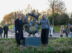 Luchtdans siert rotonde Pimpelmees in Soest Wethouder Aukje Treep en kunstenares Marina van der Kooi