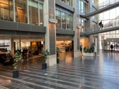 Herstel gemeentehuis Soest financiële tegenvaller Open ruimte met veel doorkijk en glas