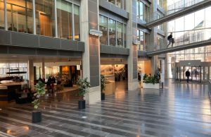 Herstel gemeentehuis Soest financiële tegenvaller Open ruimte met veel doorkijk en glas