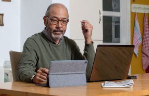 Senioren druk met digitale nalatenschap Senioren druk met digitale nalatenschap