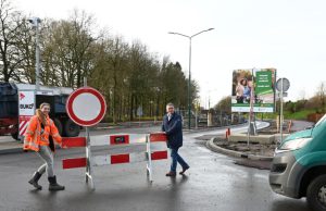 Belangrijk verkeerspunt in Soest-Zuid geopend wethouder Osman Suna opent de kruising Nieuweweg/Koningsweg