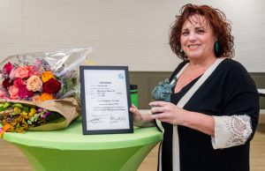 Franca Vos ontvangt waarderingssymbool Franca Vos ontvangt waarderingssymbool