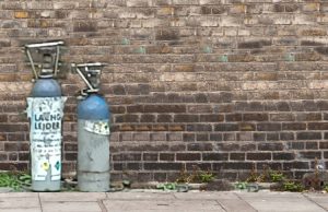 Lachgasflessen gevonden in Van Angerenstraat Soesterberg Lachgasgebruik groeiend probleem in Soesterberg