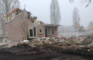 Sloop voor toekomstige nieuwbouw Soesterberg Foto: Johan Pel - Sloop oude woningen voor nieuwbouw