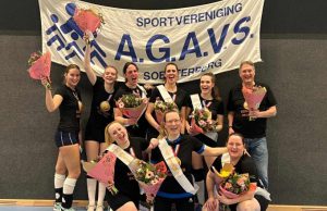 AGAVS dames kampioen na overwinning (vlnr-vbno) Anouk, Rommy, Annemiek, Annemarie, Sophie, Tanita, Jolanda en Annemarie. Onder leiding van Coach Jan