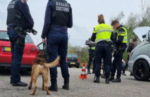 Politie ontdekt drugs, wapens en valse kentekens in Soesterberg Foto: Politie.nl - Politie ontdekt drugs, wapens en valse kentekens in Soesterberg