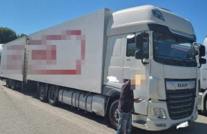 Poolse vrachtwagen door politie stilgezet bij Soesterberg Foto: Politie Midden Nederland- Poolse vrachtwagen door politie stilgezet bij Soesterberg