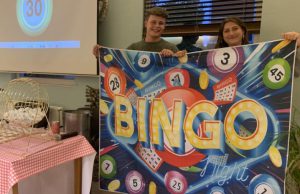 Geslaagde bingomiddag dankzij Soesterbergse scholieren Dustin (17) en Marina (17) uit Soesterberg