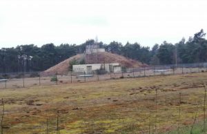 Kerosineheuvel en bruine pijpleidingen Foto: Johan Pel - Kerosineheuvel en bruine pijpleidingen