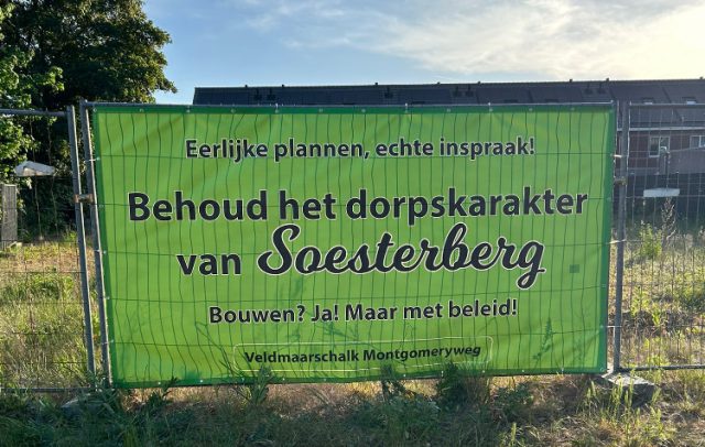 Groot spandoek bewoners op Mongomeryweg Soesterberg