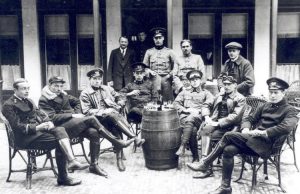 Bijzondere filmbeelden van Soesterberg Luchtvaartpioniers op het terras van Huis ten Halve, bron HVS.