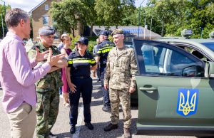 Oekraïne krijgt Touraegs overgedragen vanuit Soesterberg Fofo: Defensie.nl - Generaal Onno Eichelsheim en Hanneke Ekelmans bij de overdacht.
