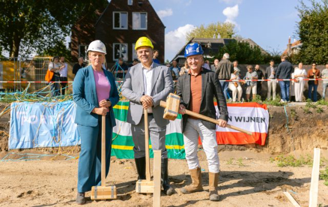 Foto: ©Portaal, Jellien van Tigelaar - Wethouder Osman Suna (gemeente Soest), Minko de Weerd (Portaal) en Rob van der Jagt (Van Wijnen)