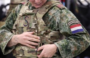 Vrouwelijke militairen ontvangen speciaal scherfvest in Soesterberg Foto: Defensie - Vrouwelijke militairen ontvangen speciaal scherfvest in Soesterberg