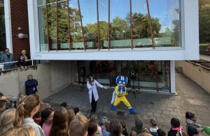 Superheld Five helpt leerlingen van de Startbaan Superheld Five helpt leerlingen van de Startbaan