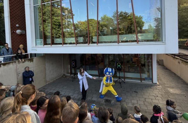 Superheld Five helpt leerlingen van de Startbaan