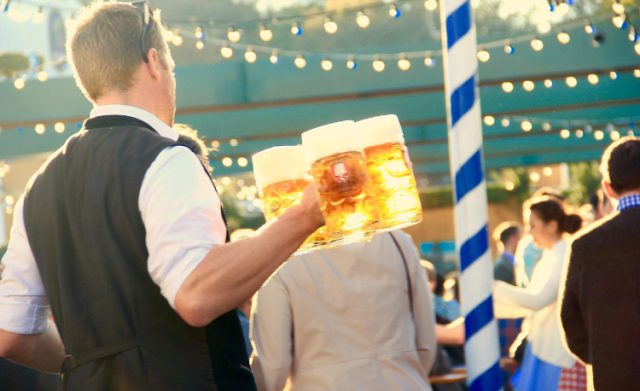 Oktoberfest in Soesterberg met bier, muziek en lederhosen
