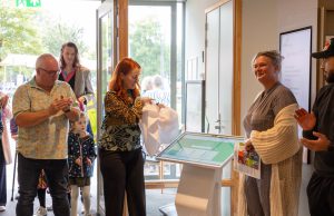 Digitale informatiezuil in De Basis wijst inwoners de weg