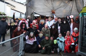 Halloween trekt recordaantal bezoekers in Soesterberg! Foto: Lindsey Merts- De vrijwilligers van de griezelige kerk.