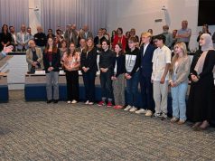 Nog geen stem uit Soesterberg in Jongerenraad Burgemeester Rob Metz installeerde de jongeren. Van links naar rechts: Lisa Kerkhoff, Leanne Roose, Lieke van Garderen, Emrys Brokking, Isabel Rademaker, Sybren Kooistra, Joost Luik, Ayoub Ouaouadda, Gigi Kaligis, Madina Shinwari en Yaron Verbrugge. (Foto: Jaap van den Broek)