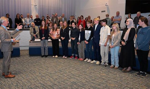 Burgemeester Rob Metz installeerde de jongeren. Van links naar rechts: Lisa Kerkhoff, Leanne Roose, Lieke van Garderen, Emrys Brokking, Isabel Rademaker, Sybren Kooistra, Joost Luik, Ayoub Ouaouadda, Gigi Kaligis, Madina Shinwari en Yaron Verbrugge. (Foto: Jaap van den Broek) Burgemeester Rob Metz installeerde de jongeren. Van links naar rechts: Lisa Kerkhoff, Leanne Roose, Lieke van Garderen, Emrys Brokking, Isabel Rademaker, Sybren Kooistra, Joost Luik, Ayoub Ouaouadda, Gigi Kaligis, Madina Shinwari en Yaron Verbrugge. (Foto: Jaap van den Broek)
