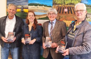 Kinderboek over de oorlog in Soest en Soesterberg Rick Mast, Wethouder Sterenberg, Martijn da Costa en Rene van Hal (v.l.n.r.)