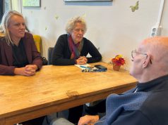 Portaal geeft bewoners meer grip op stookkosten in Soest Foto: Portaal - Minko de Weerd en Leida van Duijn in gesprek met een bewoner.