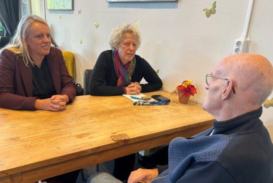 Portaal geeft bewoners meer grip op stookkosten in Soest Foto: Portaal - Minko de Weerd en Leida van Duijn in gesprek met een bewoner.