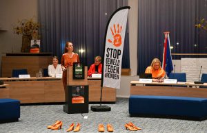 Gemeentehuis kleurde oranje in Soest Foto: Anne Sterenberg