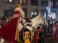 Gezellige drukte bij de intocht van Sinterklaas in Soesterberg Gezellige drukte bij de intocht van Sinterklaas in Soesterberg