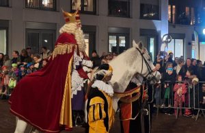 Gezellige drukte bij de intocht van Sinterklaas in Soesterberg Gezellige drukte bij de intocht van Sinterklaas in Soesterberg