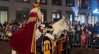 Gezellige drukte bij de intocht van Sinterklaas in Soesterberg