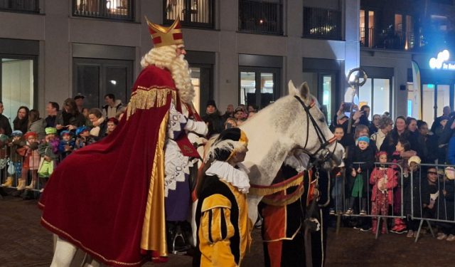 Gezellige drukte bij de intocht van Sinterklaas in Soesterberg Gezellige drukte bij de intocht van Sinterklaas in Soesterberg