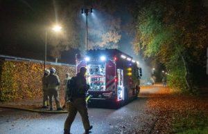 Auto volledig uitgebrand in Huis ter Heide Foto: Giovanni van Erven - Auto volledig uitgebrand in Huis ter Heide