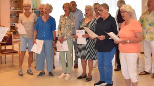 Samen zingen tijdens de Kerst in Soesterberg