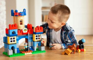 Kinderen bouwen treintjes met Lego in Soesterberg Kinderen bouwen treintjes met Lego in Soesterberg