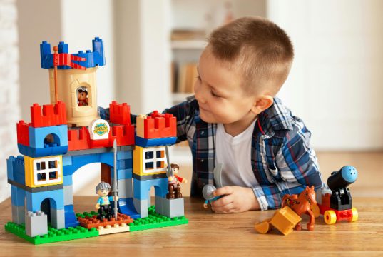 Kinderen bouwen treintjes met Lego in Soesterberg Kinderen bouwen treintjes met Lego in Soesterberg