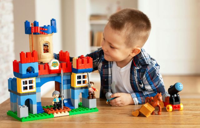 Kinderen bouwen treintjes met Lego in Soesterberg Kinderen bouwen treintjes met Lego in Soesterberg